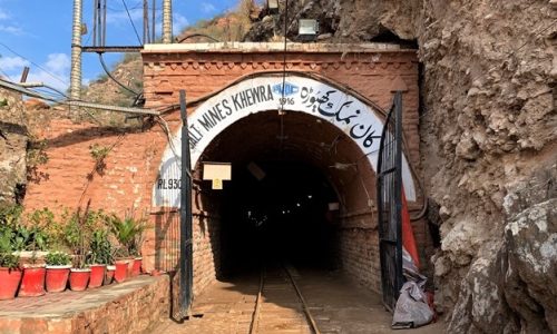 ケウラ岩塩坑-トロッコ列車　ケウラ岩塩坑鉄道-Khewra-Salt-Mine-Khewra-Salt-Mines-Railway-